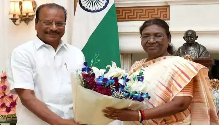 Governor at policy discussion